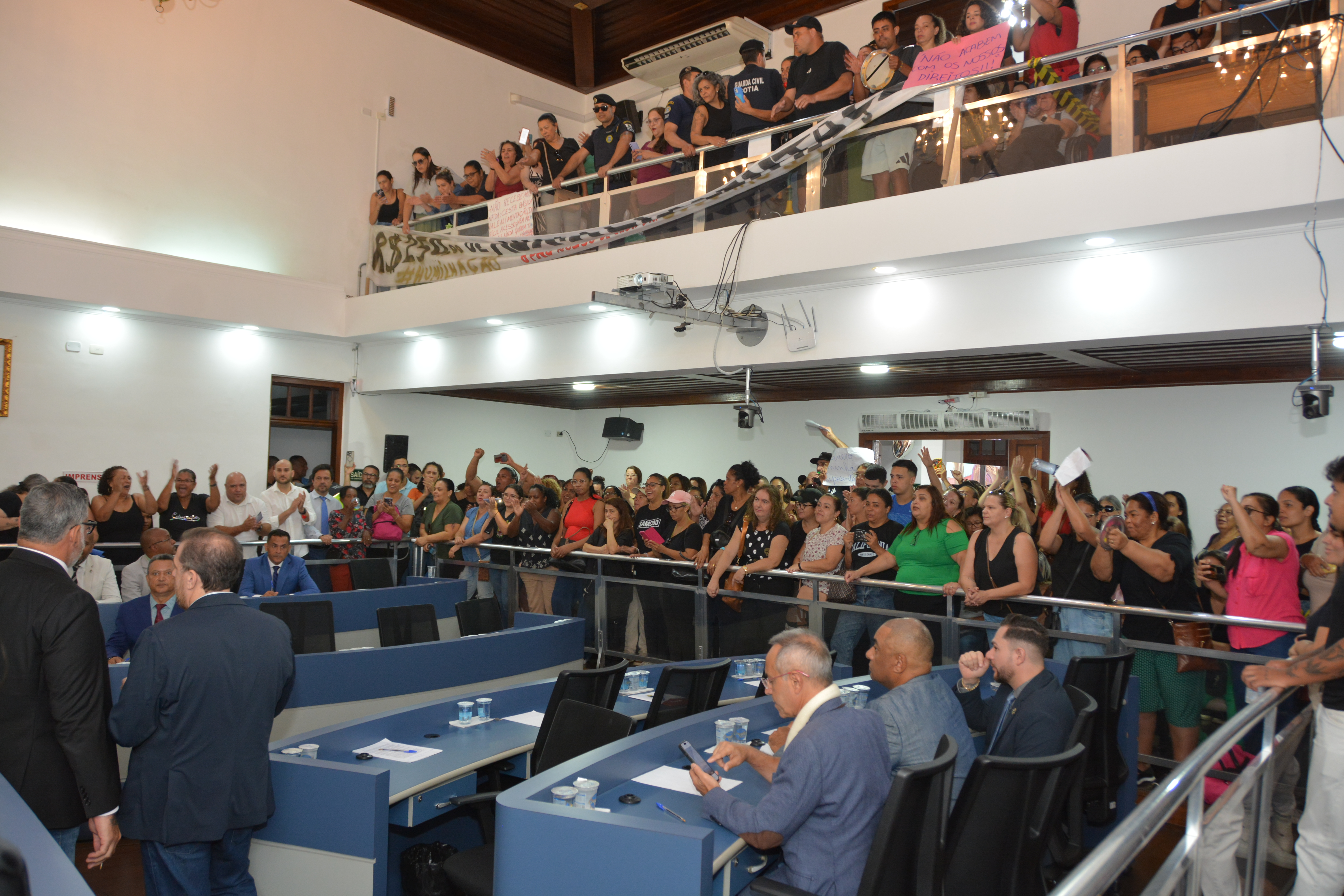 Vereadores recebem reivindicações de servidores contra mudanças no CotiaPrev