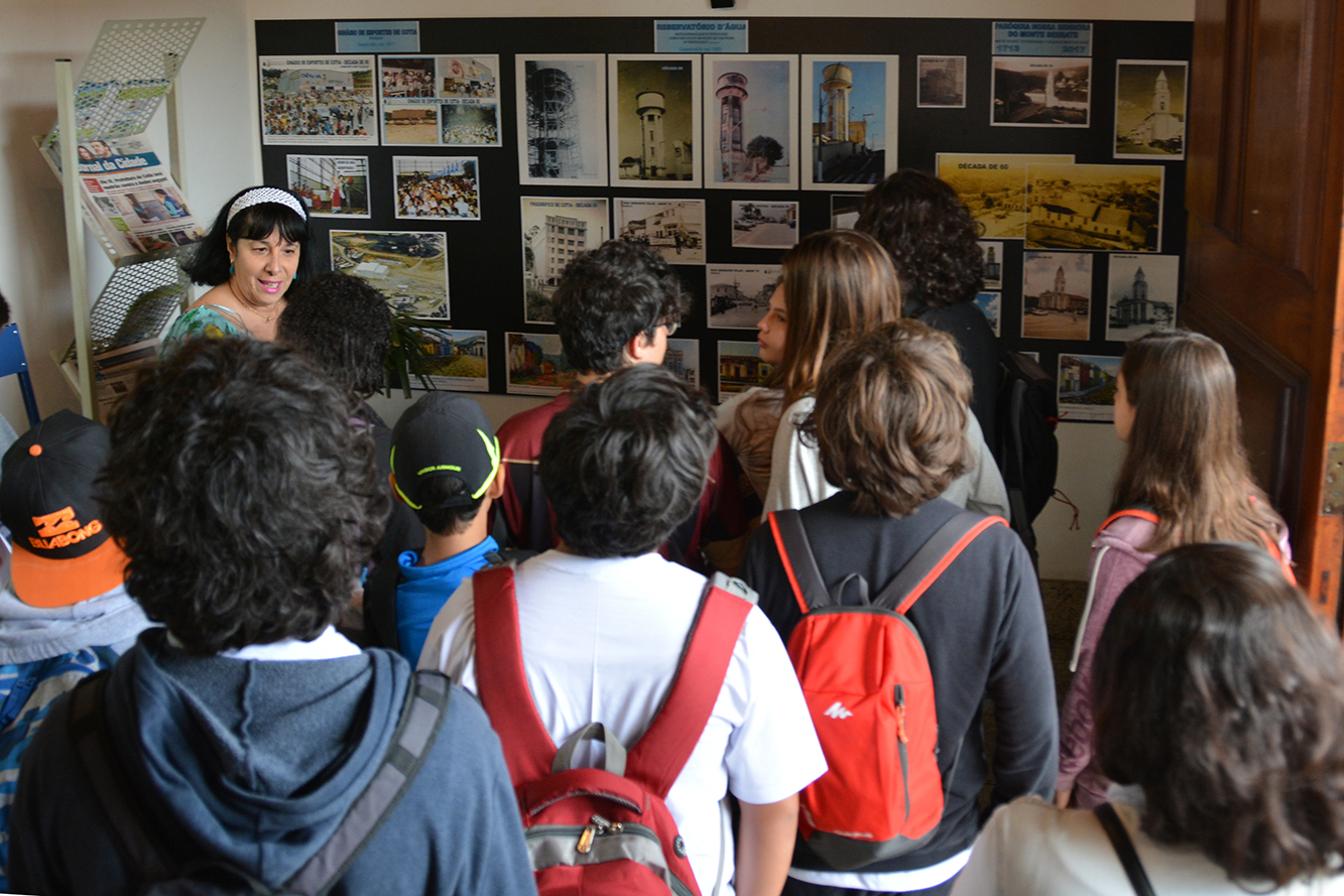 Alunos do Colégio Viver conhecem a Câmara Municipal de Cotia