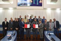 Vereadores de Cotia entregam duas homenagens na 15ª Sessão Ordinária